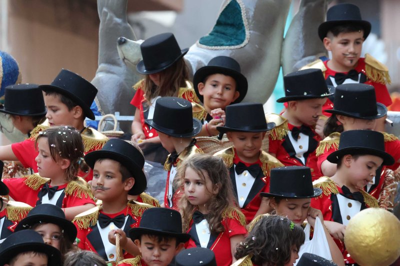 Les carrosses de Gata omplin el recorregut d’enginy, confeti,… i crítiques per l’entrada de bous “sorpresa” Les carrosses de Gata omplin el recorregut d’enginy, confeti,… i crítiques per l’entrada de bous “sorpresa”